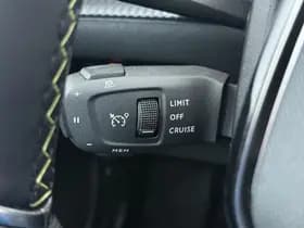 Peugeot E-2008 EV GT Pack 50 kWh thumbnail 25