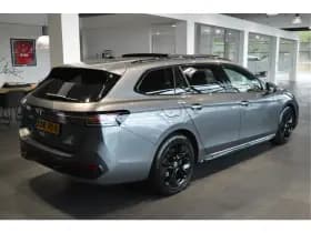 Volkswagen Passat Variant 2.0 TDI 3X R-LINE head up pano trekhaak 18 inch 150 pk !! thumbnail 4