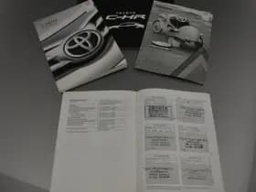 Toyota C-HR 1.8 Hybr Bi-Tone Plus APK 03-2027 VolLeder JBL Sound Camera Stoel Ver Dhoek Detectie thumbnail 9