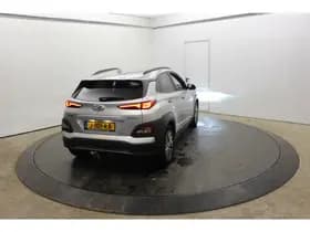 Hyundai Kona EV Premium 64 kWh Warmtepomp Trekhaak SOH 100% 3-Fase CCS Laden Leder Camera thumbnail 20