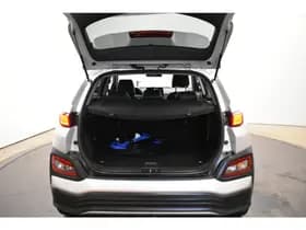 Hyundai Kona EV Premium 64 kWh Warmtepomp Trekhaak SOH 100% 3-Fase CCS Laden Leder Camera thumbnail 47