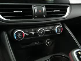 Alfa Romeo Giulia 2.0 Turbo 280 PK Competizione Q4 AWD | Pano | Veloce | 19" VERKOCHT thumbnail 45