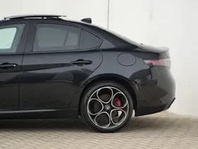 Alfa Romeo Giulia 2.0 Turbo 280 PK Competizione Q4 AWD | Pano | Veloce | 19" thumbnail 11