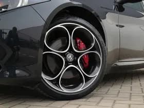 Alfa Romeo Giulia 2.0 Turbo 280 PK Competizione Q4 AWD | Pano | Veloce | 19" thumbnail 5