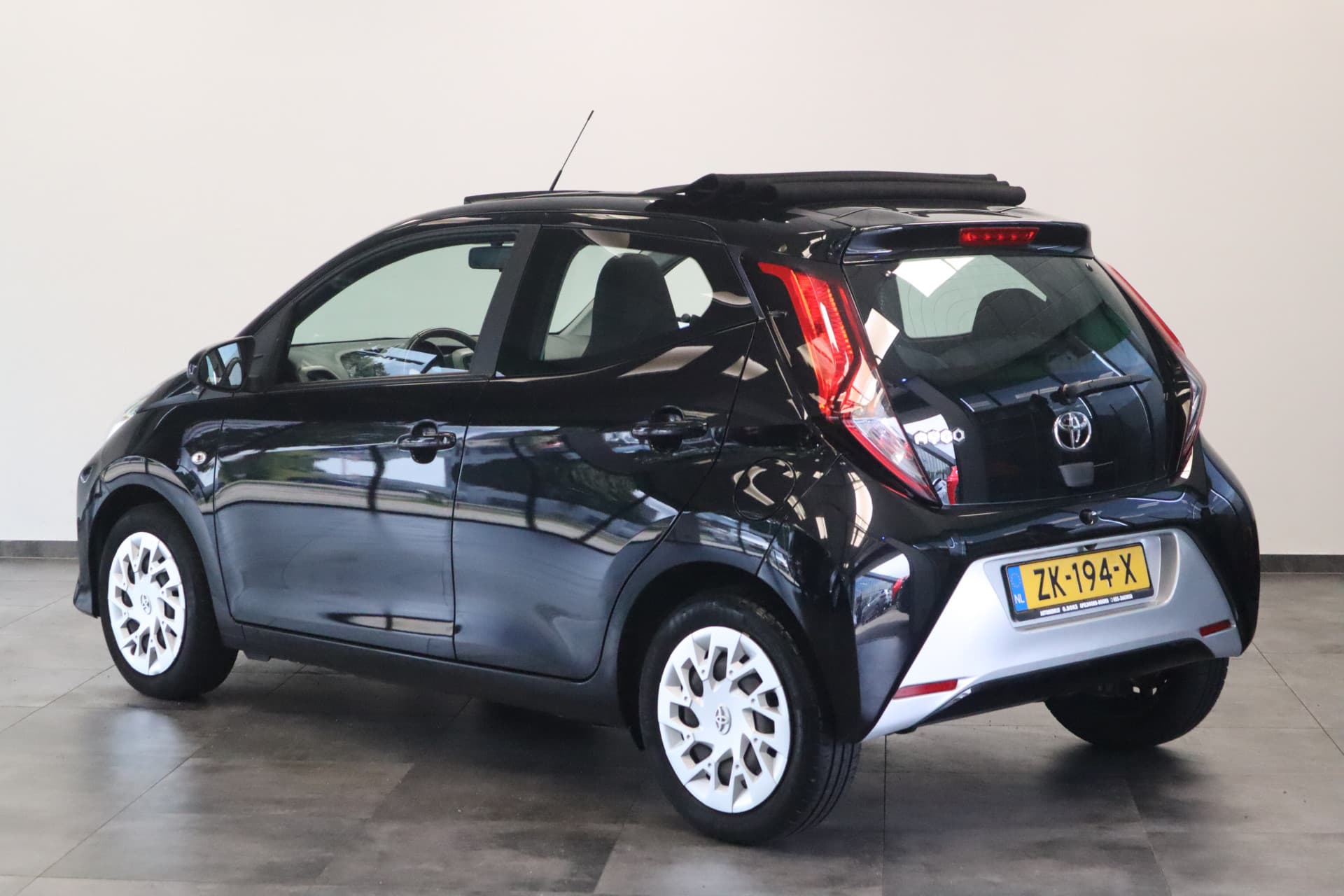 Toyota Aygo 1.0 VVT-i x-play limited thumbnail 3