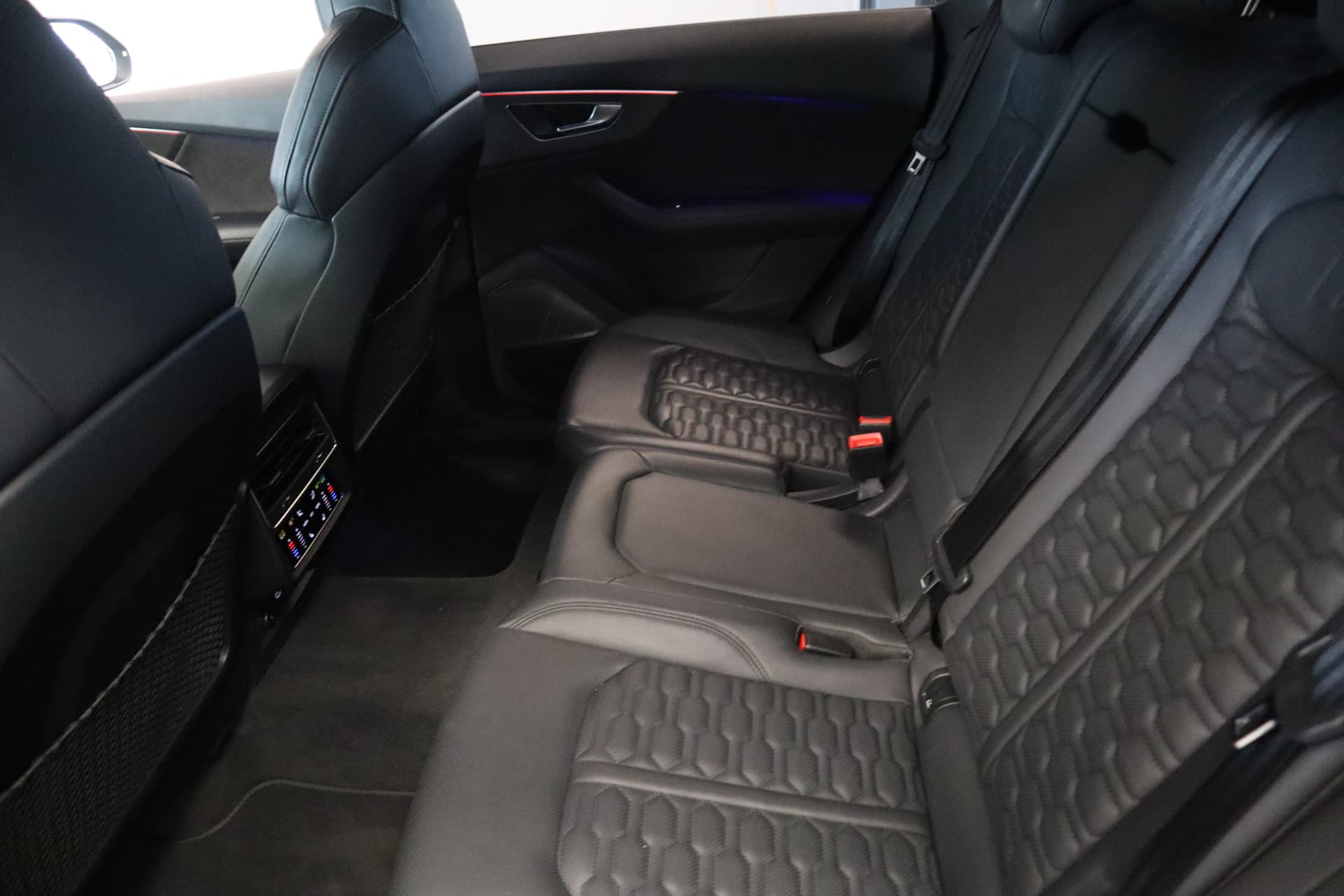 Audi Q8 4.0 TFSI RS Q8 quattro thumbnail 38