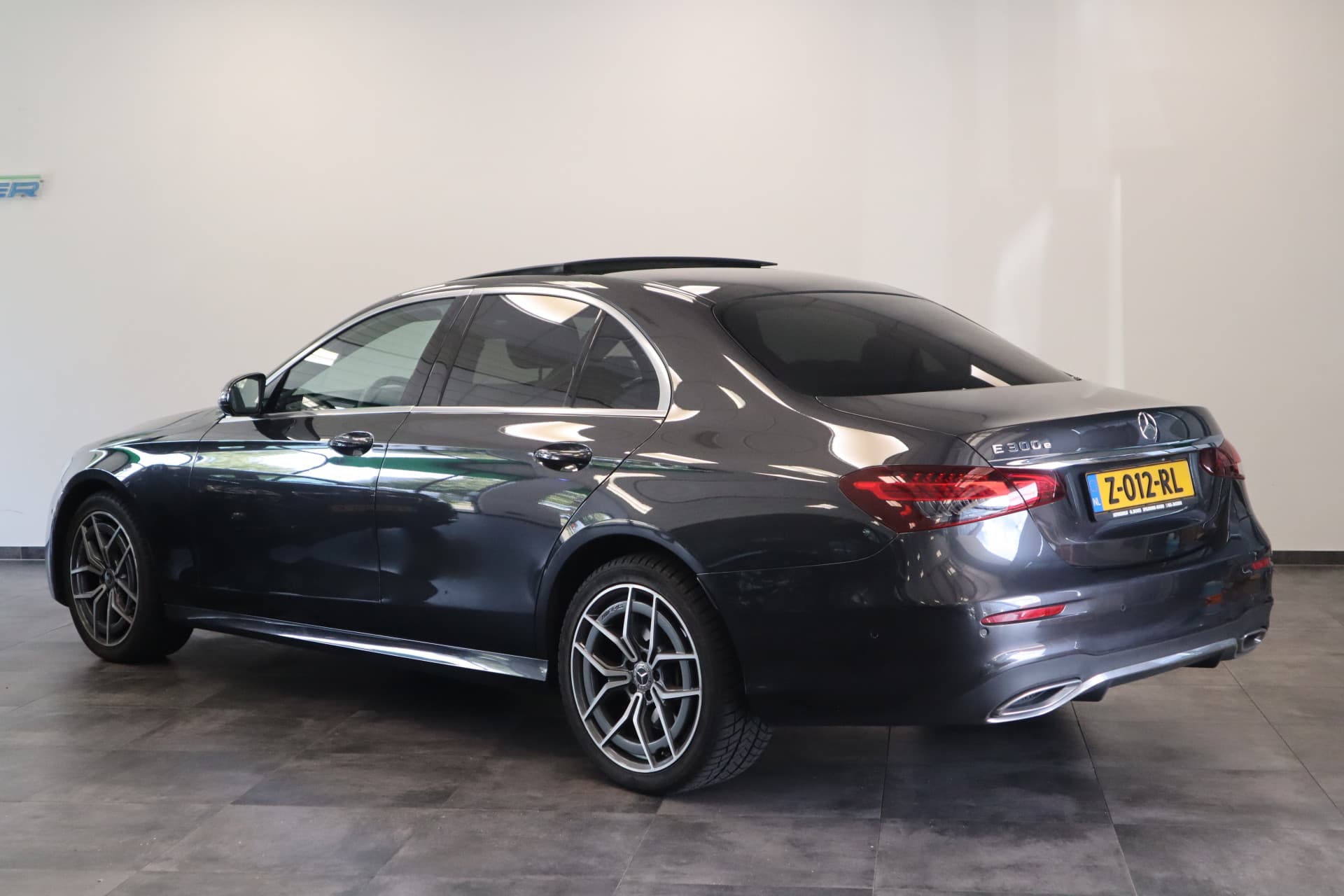 Mercedes-Benz E-Klasse 300 e AMG Line thumbnail 3