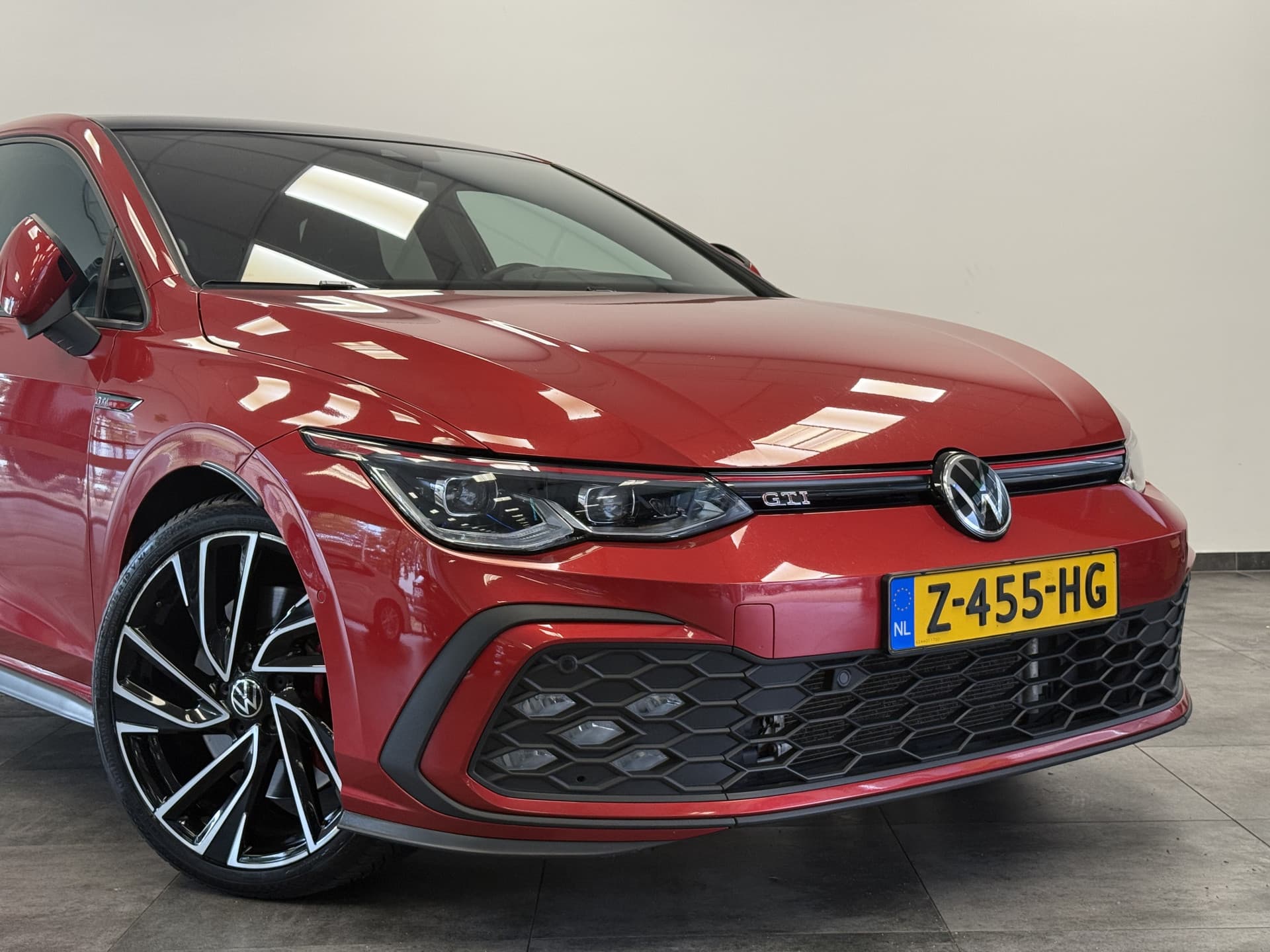 Volkswagen Golf 2.0 TSI GTI thumbnail 3