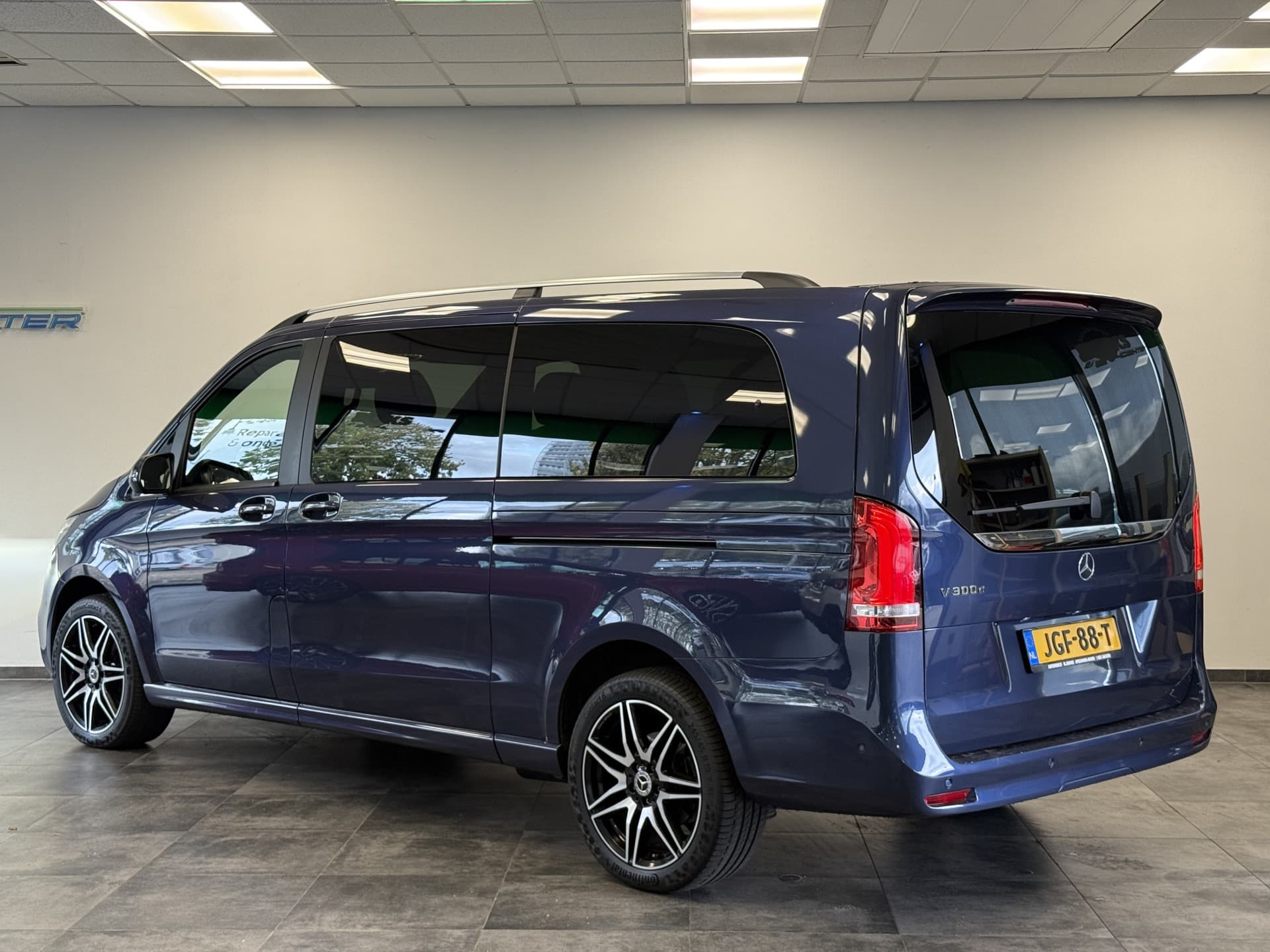 Mercedes-Benz V-Klasse 300d Extra Lang Avantgarde Edition thumbnail 4