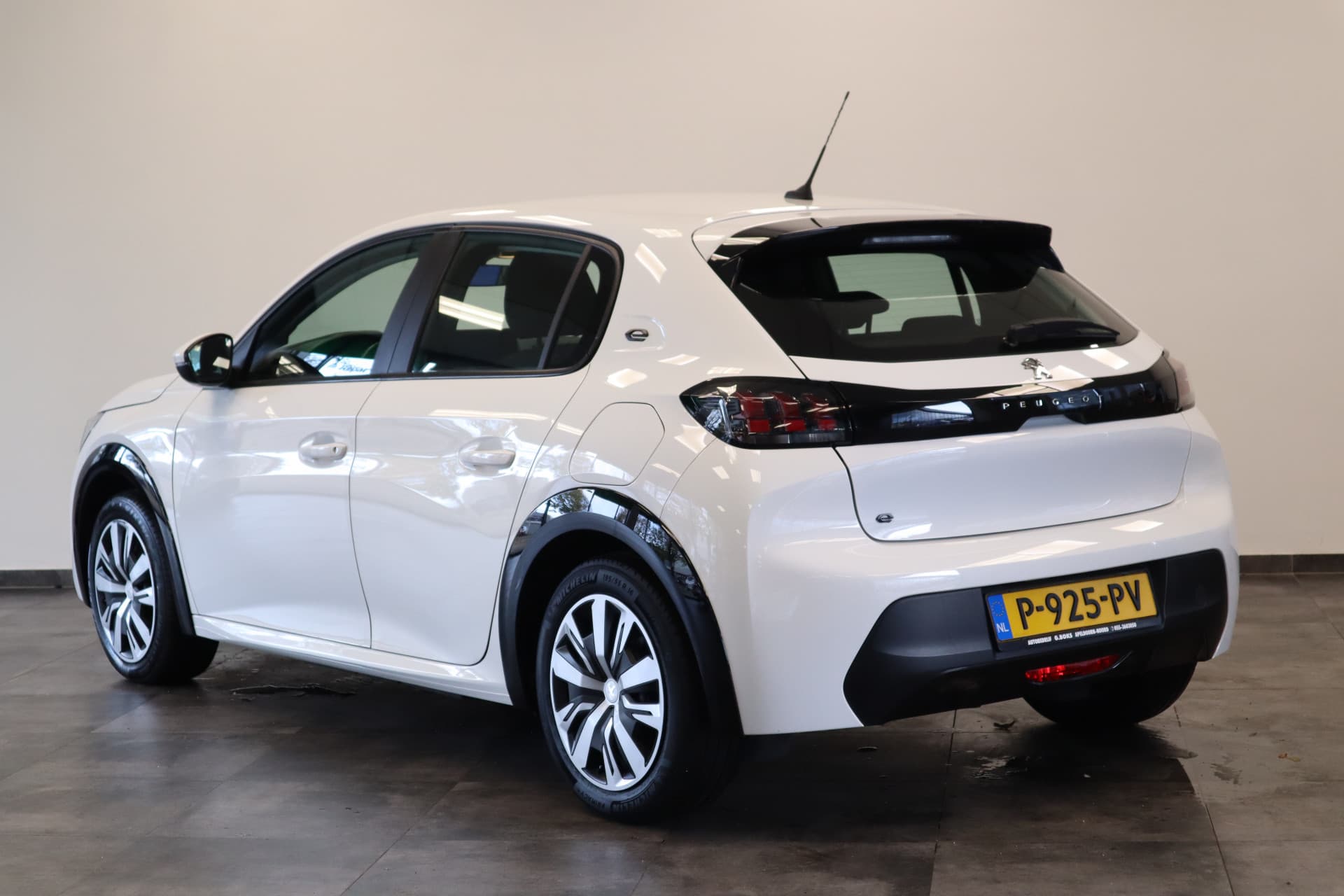 Peugeot E-208 EV Active 50 kWh thumbnail 3