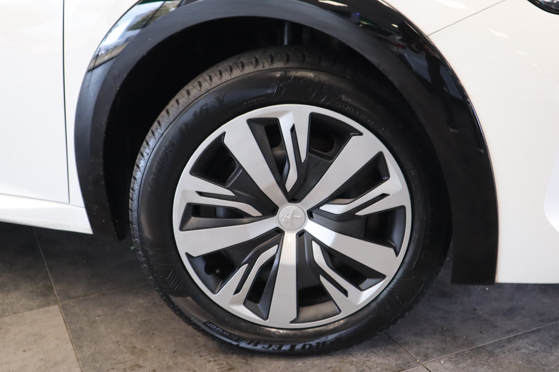 Peugeot E-208 EV Active 50 kWh thumbnail 4