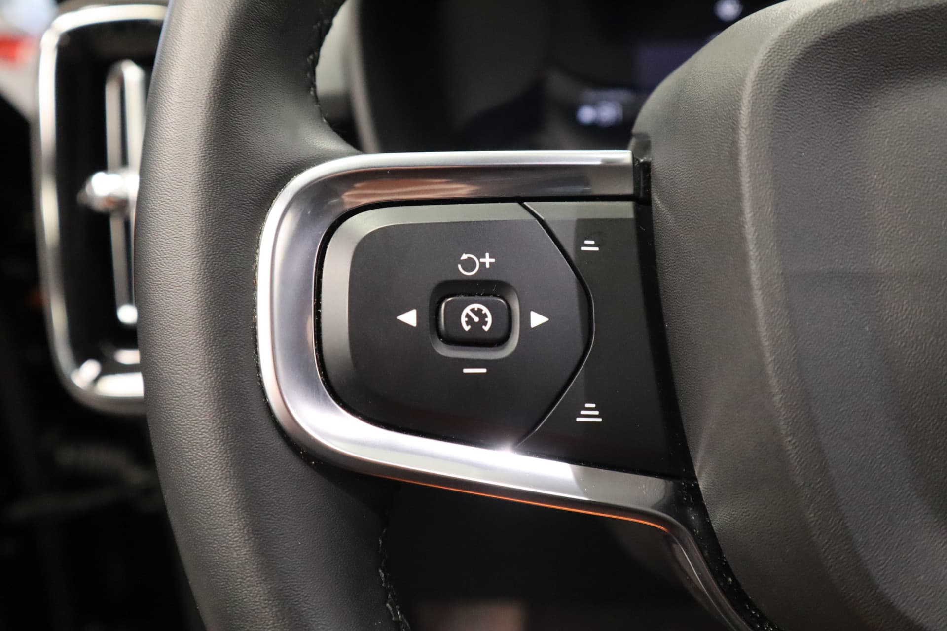 Volvo XC40 Single Motor Extended Range Plus 82 kWh thumbnail 9