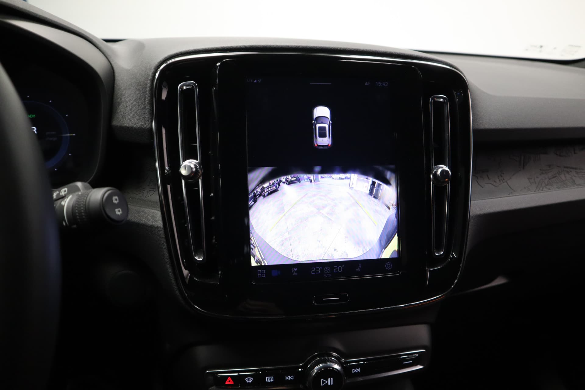 Volvo XC40 Single Motor Extended Range Plus 82 kWh thumbnail 18