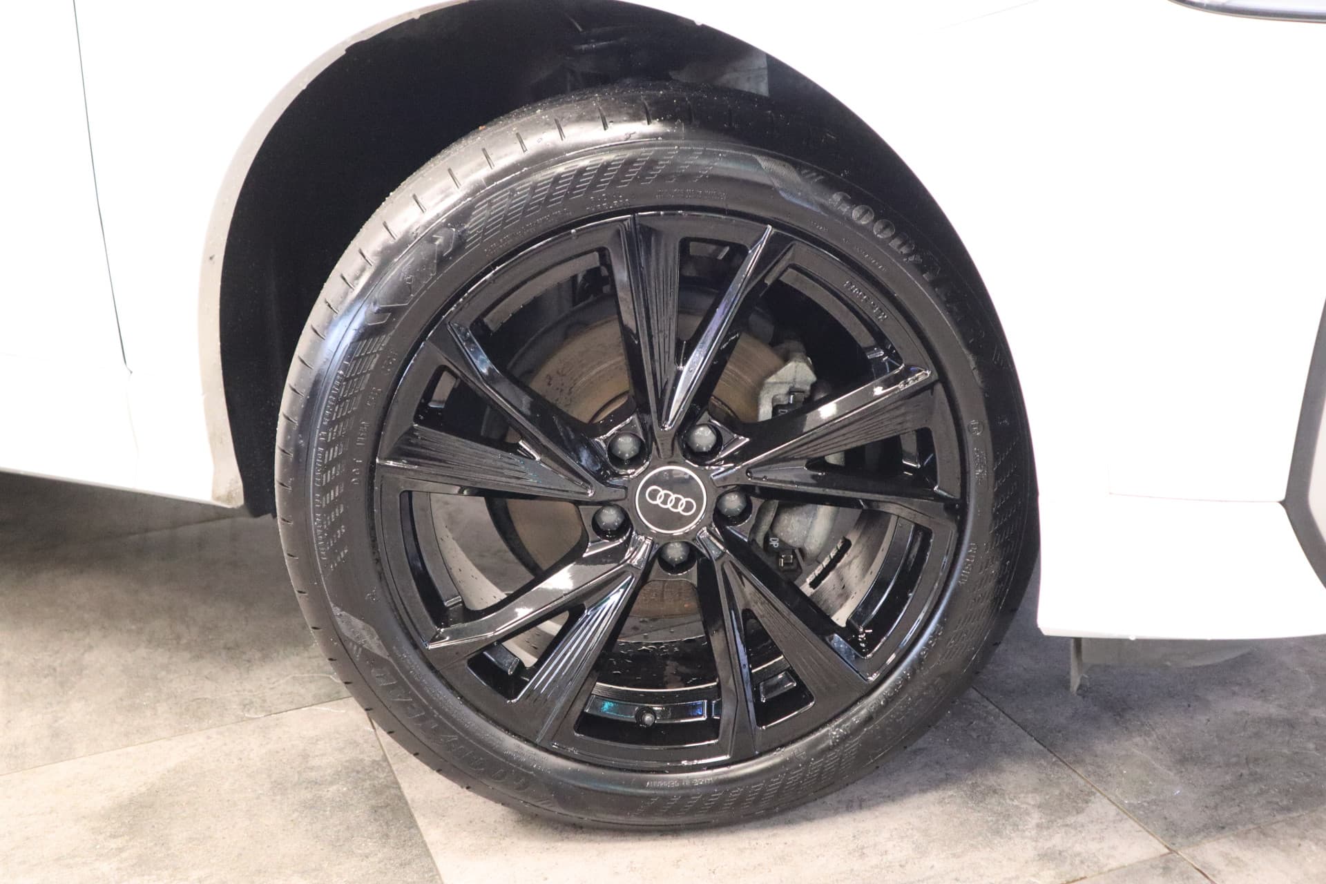 Audi Q2 35 TFSI S Edition thumbnail 6