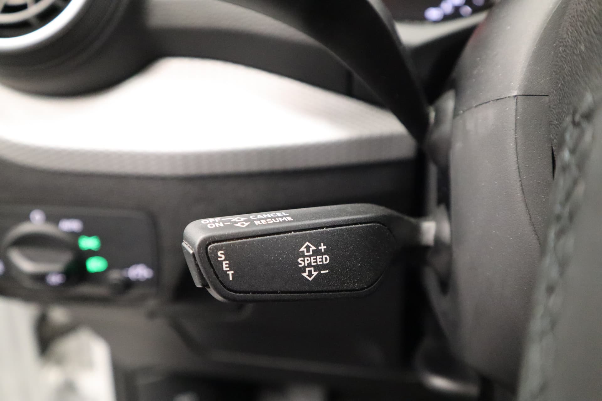 Audi Q2 35 TFSI S Edition thumbnail 12