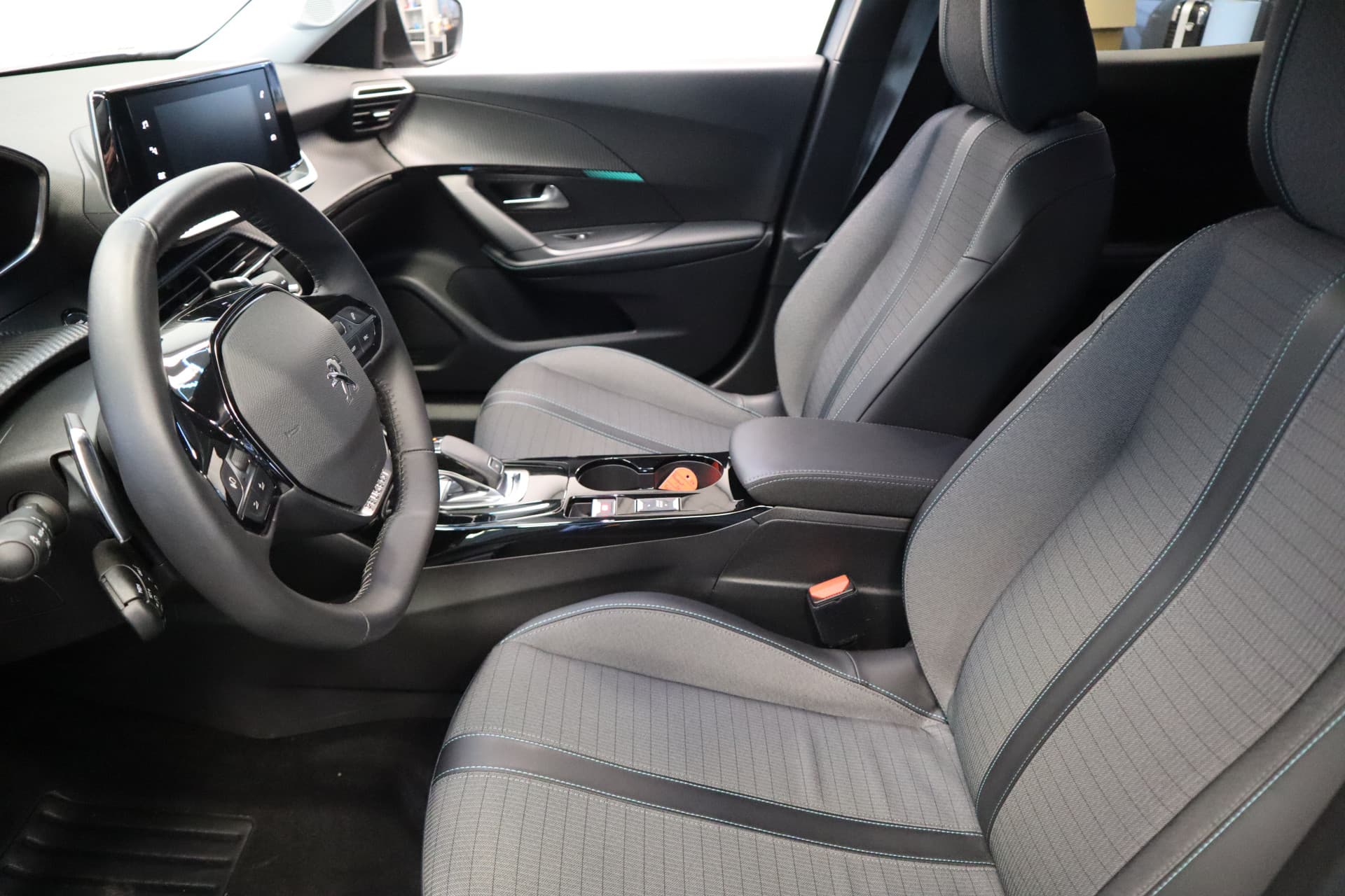 Peugeot 2008 1.2 PureTech Allure Pack thumbnail 7