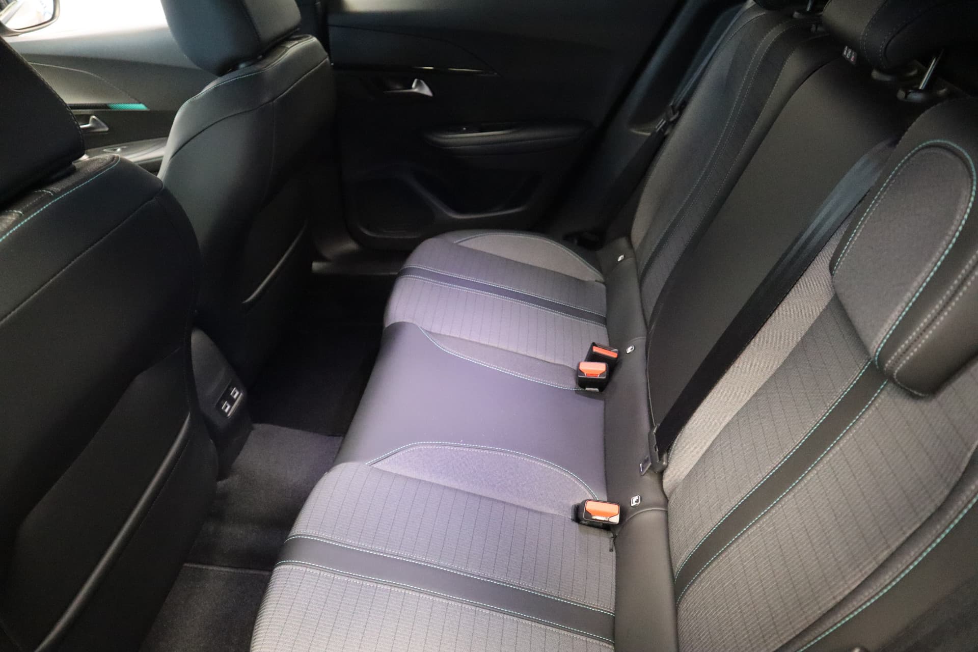 Peugeot 2008 1.2 PureTech Allure Pack thumbnail 20