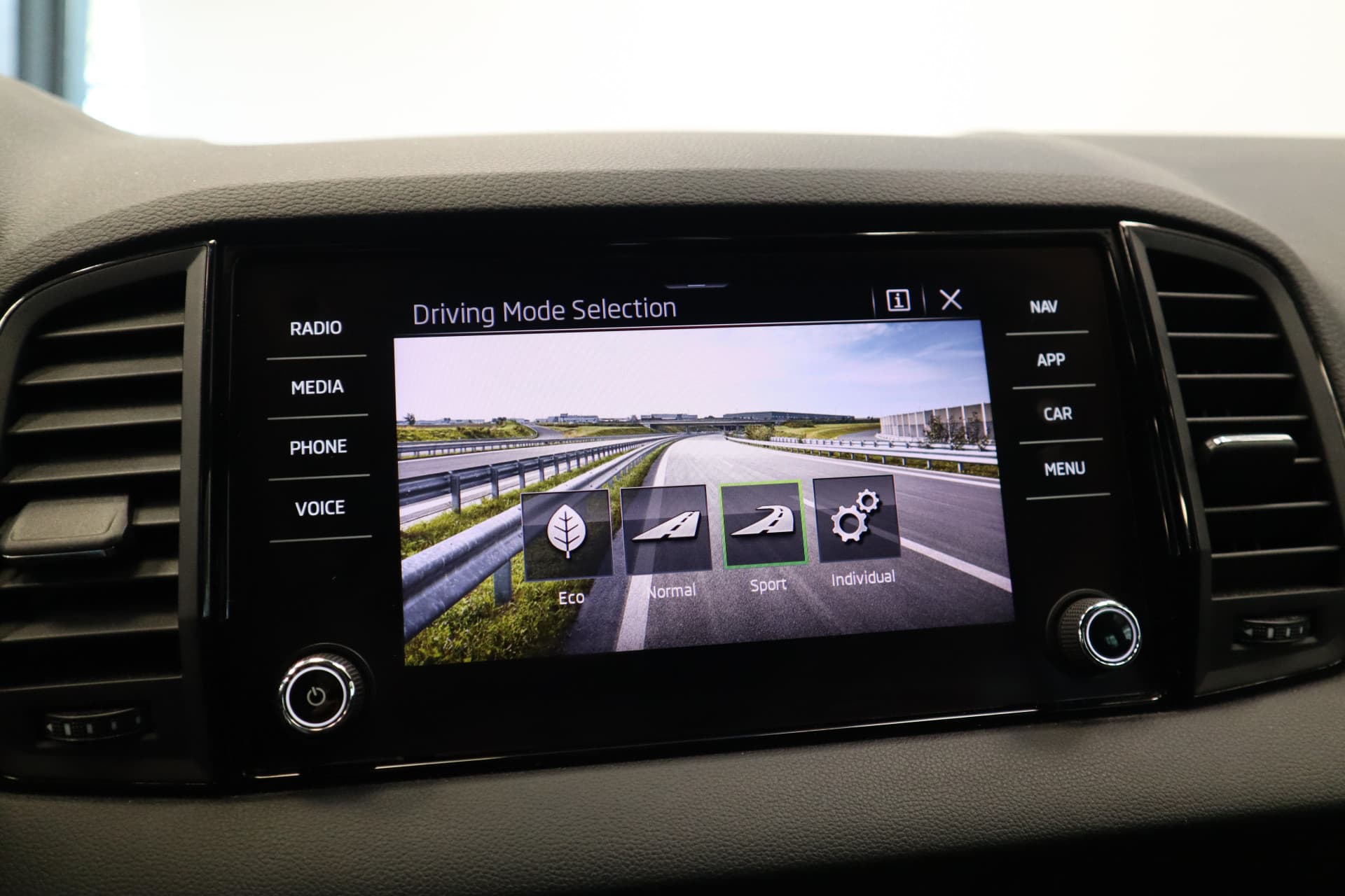 Skoda Karoq 1.5 TSI ACT Sportline Business thumbnail 21