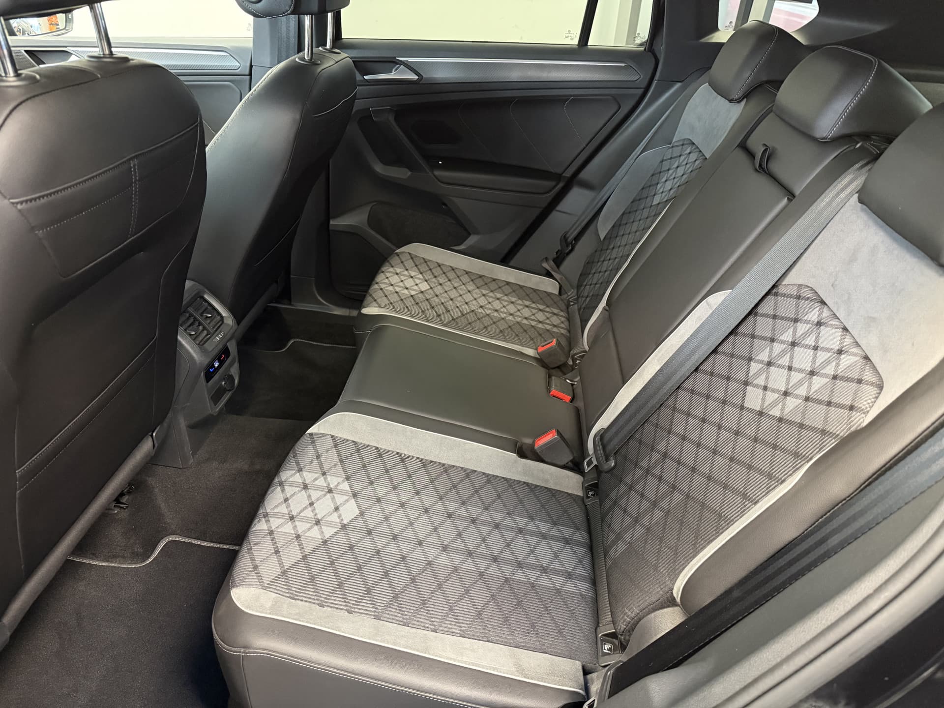 Volkswagen Tiguan 1.4 TSI eHybrid R-Line Business+ thumbnail 23