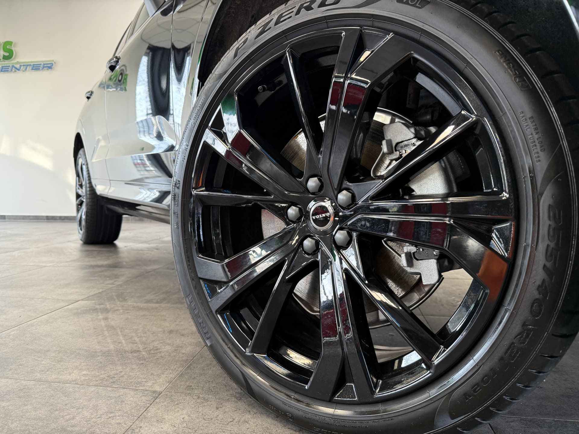 Volvo XC60 2.0 T8 Plug-in hybrid AWD Ultra Black Edition thumbnail 4