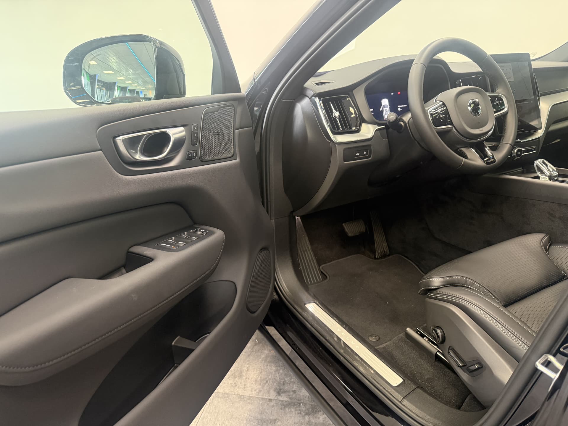 Volvo XC60 2.0 T8 Plug-in hybrid AWD Ultra Black Edition thumbnail 7