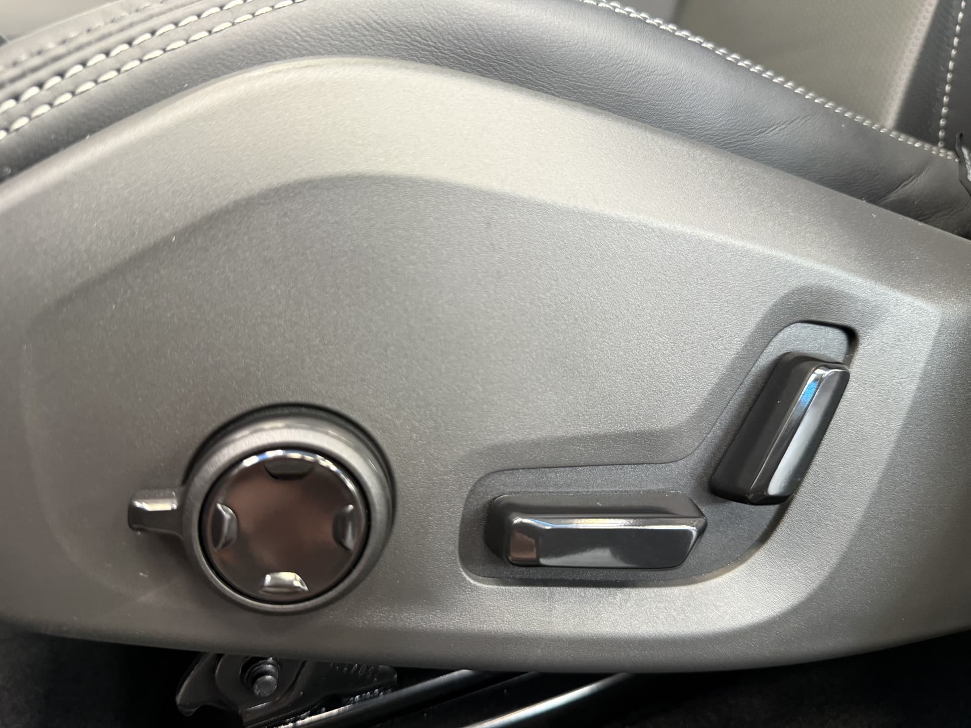 Volvo XC60 2.0 T8 Plug-in hybrid AWD Ultra Black Edition thumbnail 16