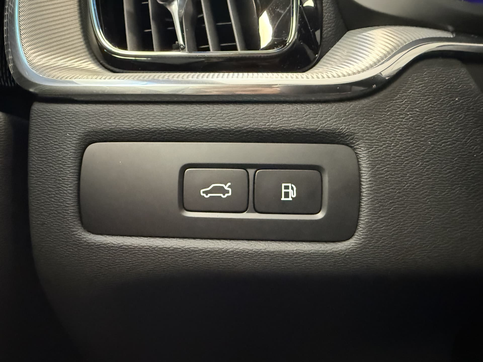 Volvo XC60 2.0 T8 Plug-in hybrid AWD Ultra Black Edition thumbnail 17