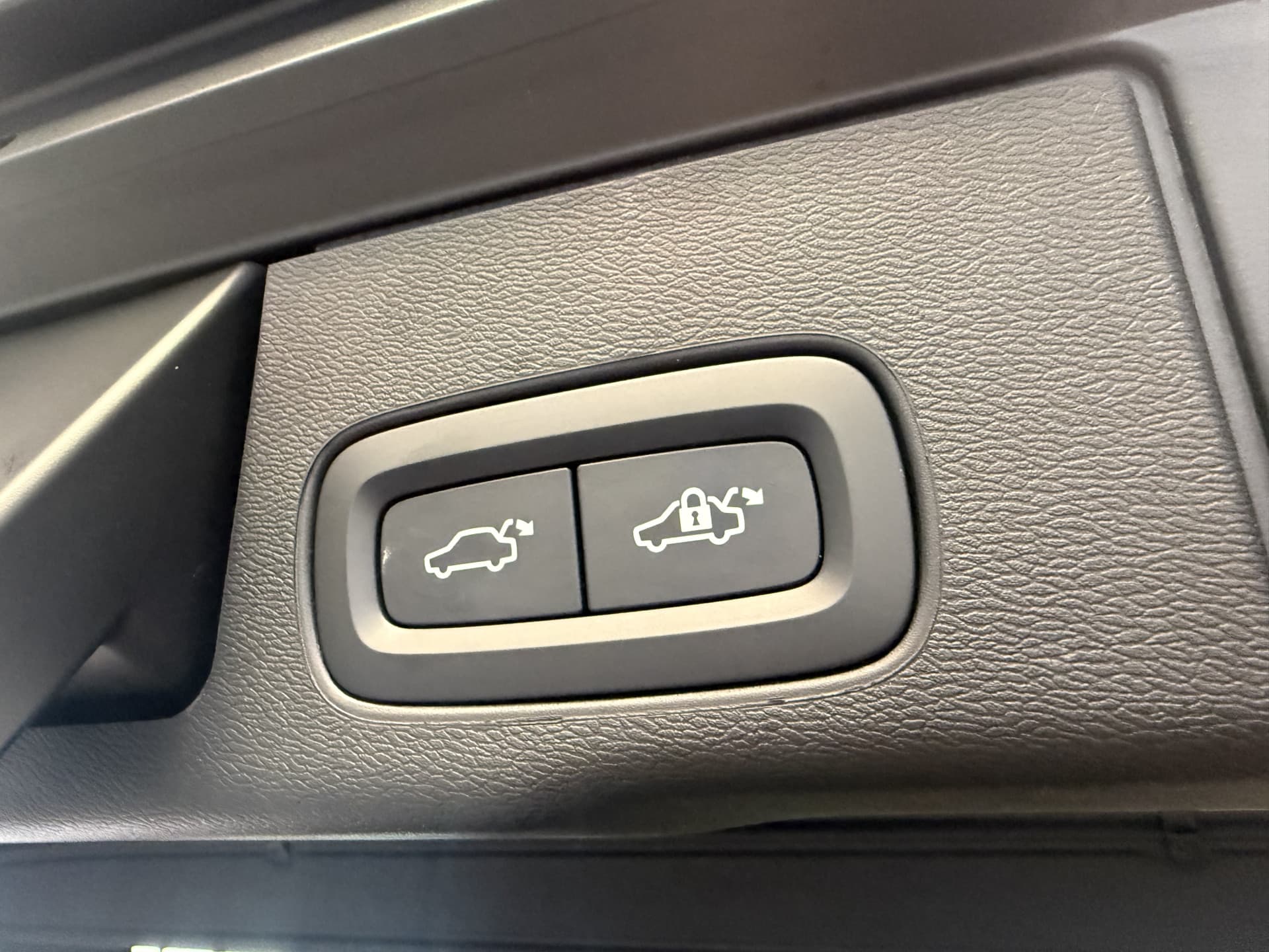 Volvo XC60 2.0 T8 Plug-in hybrid AWD Ultra Black Edition thumbnail 19