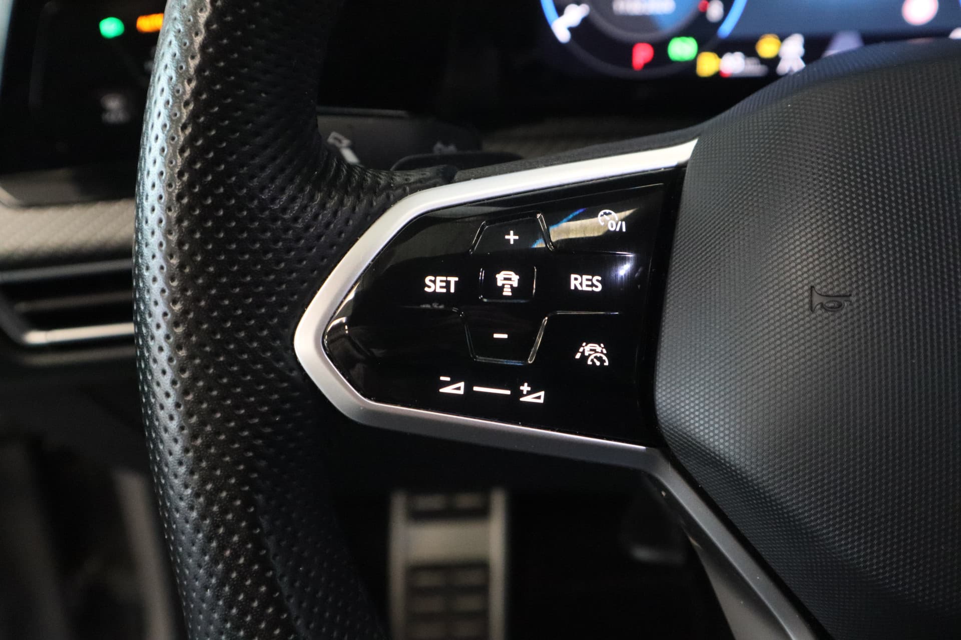 Volkswagen Golf 1.5 eTSI R-Line Business thumbnail 8