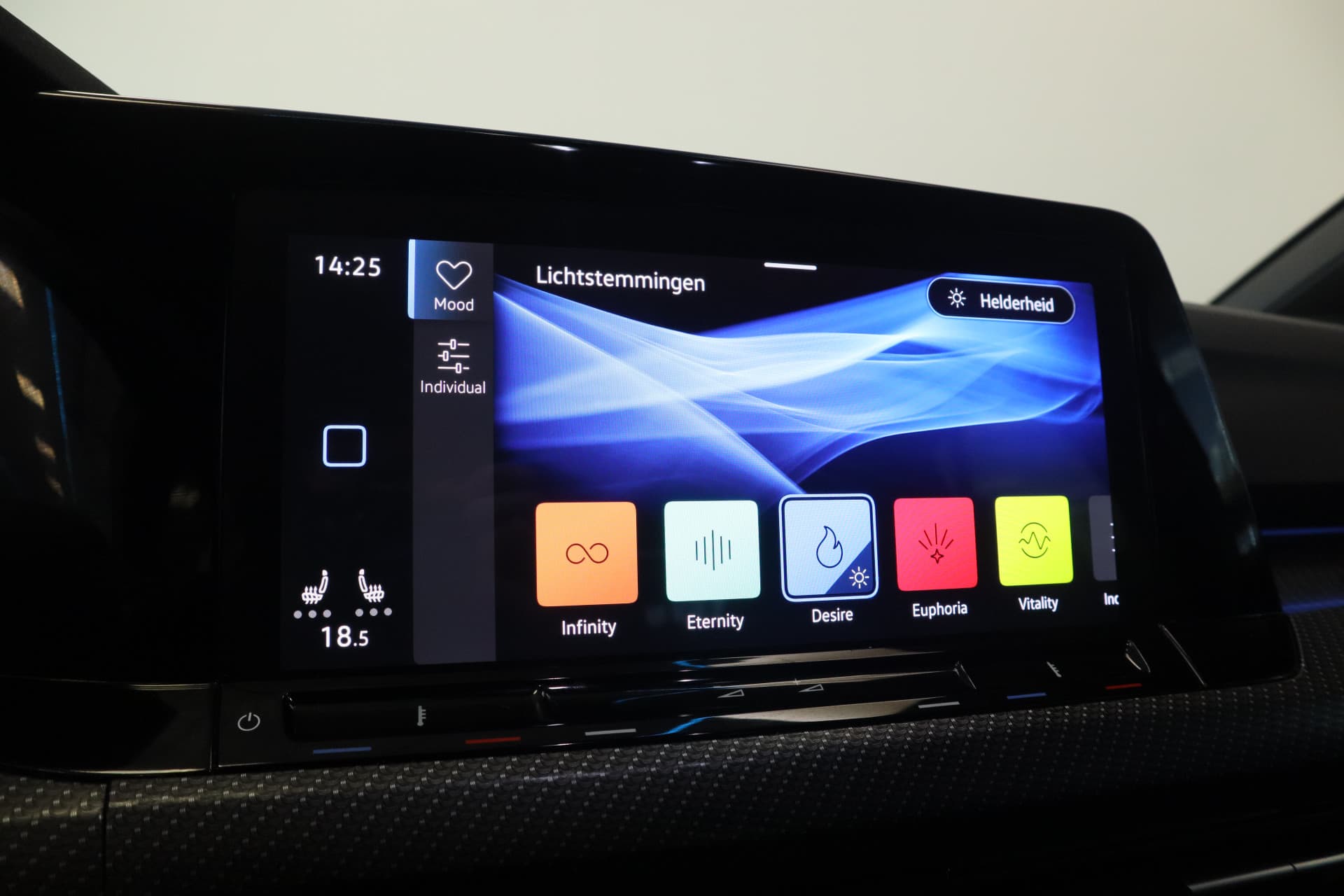 Volkswagen Golf 1.5 eTSI R-Line Business thumbnail 16