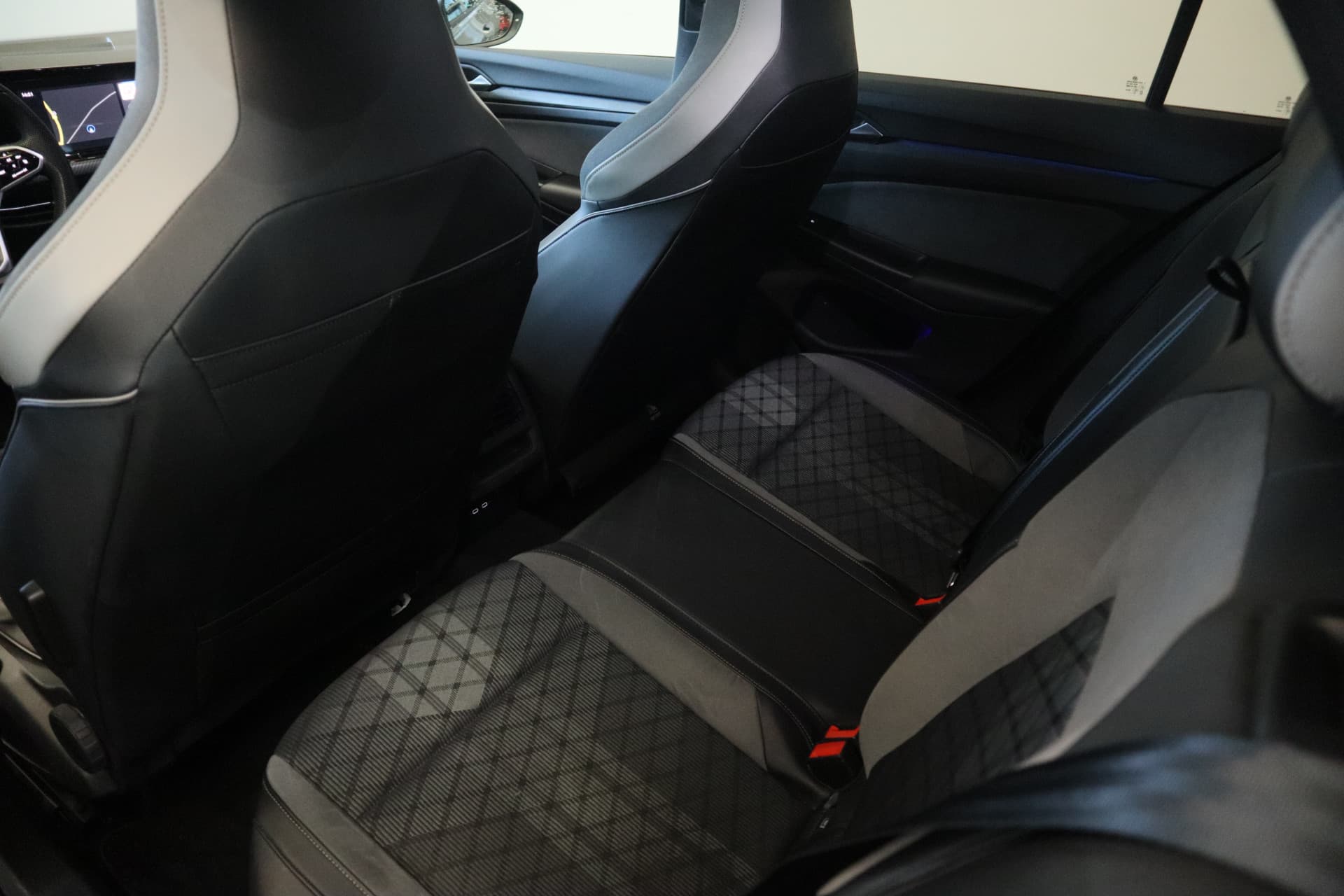 Volkswagen Golf 1.5 eTSI R-Line Business thumbnail 18