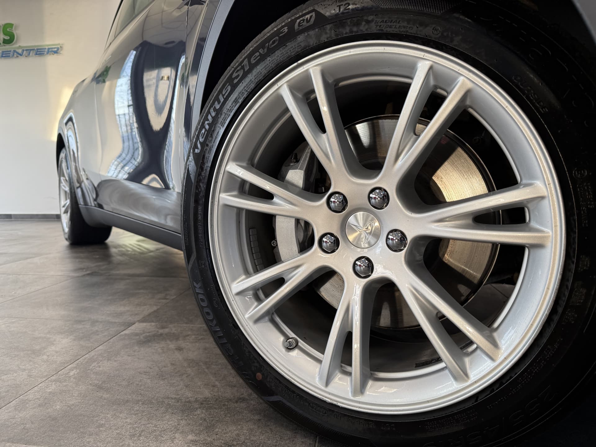 Tesla Model Y Long Range AWD 75 kWh thumbnail 3