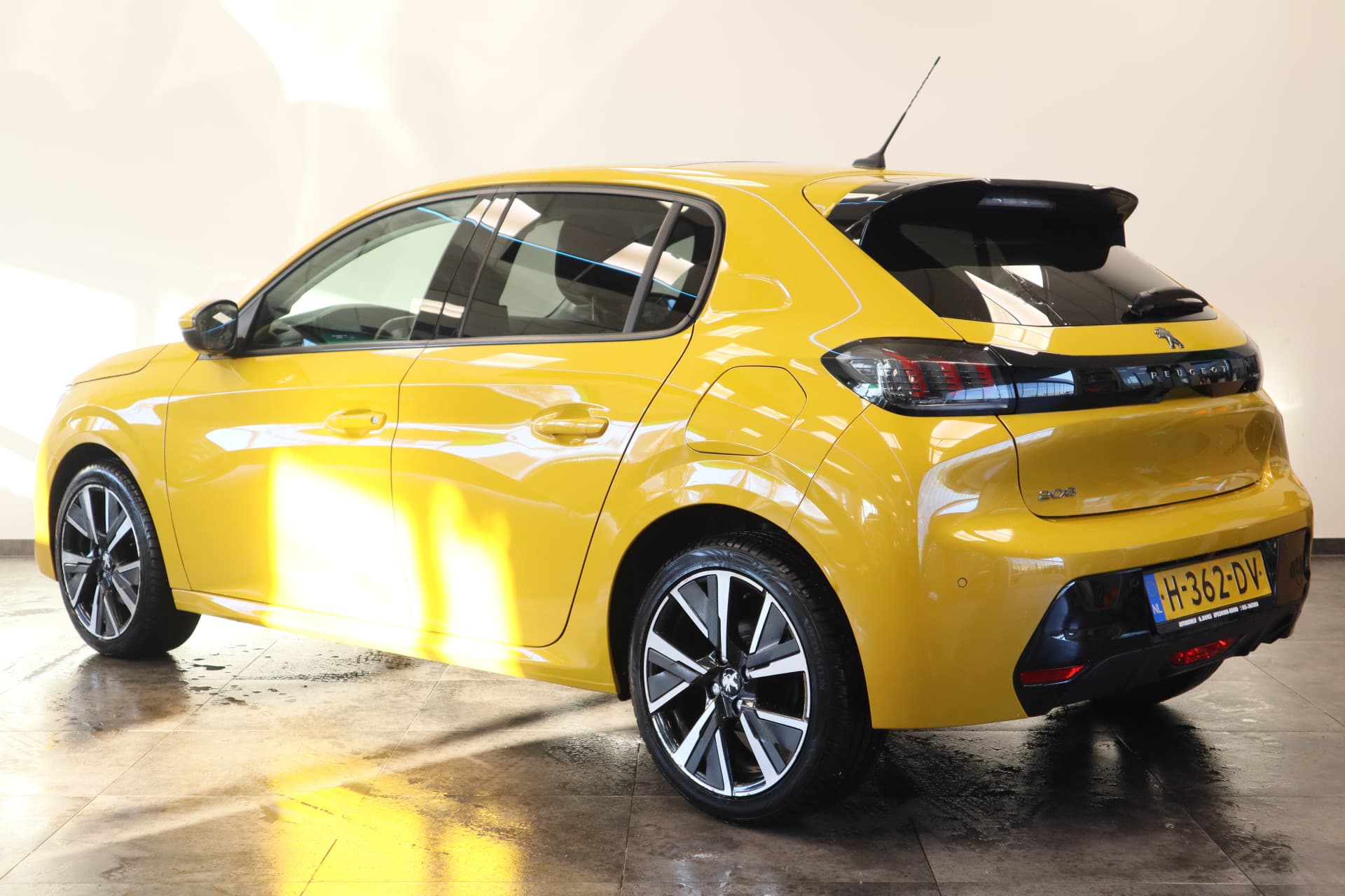 Peugeot 208 1.2 PureTech Allure thumbnail 3