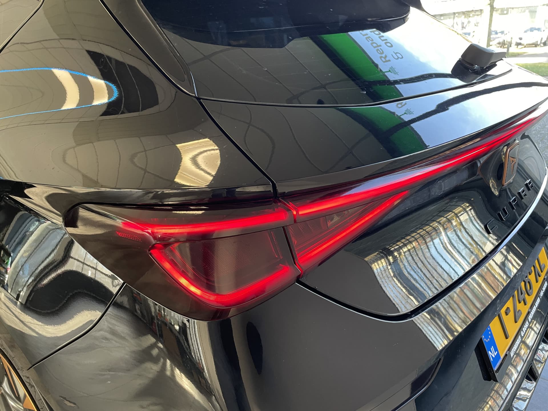 CUPRA Leon 1.4 e-Hybrid VZ Business thumbnail 4