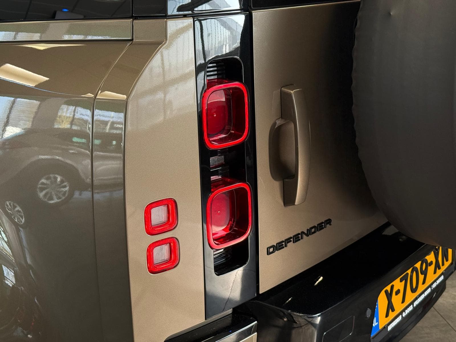 Land Rover Defender 110 2.0 P400e 110 X-Dynamic HSE thumbnail 5