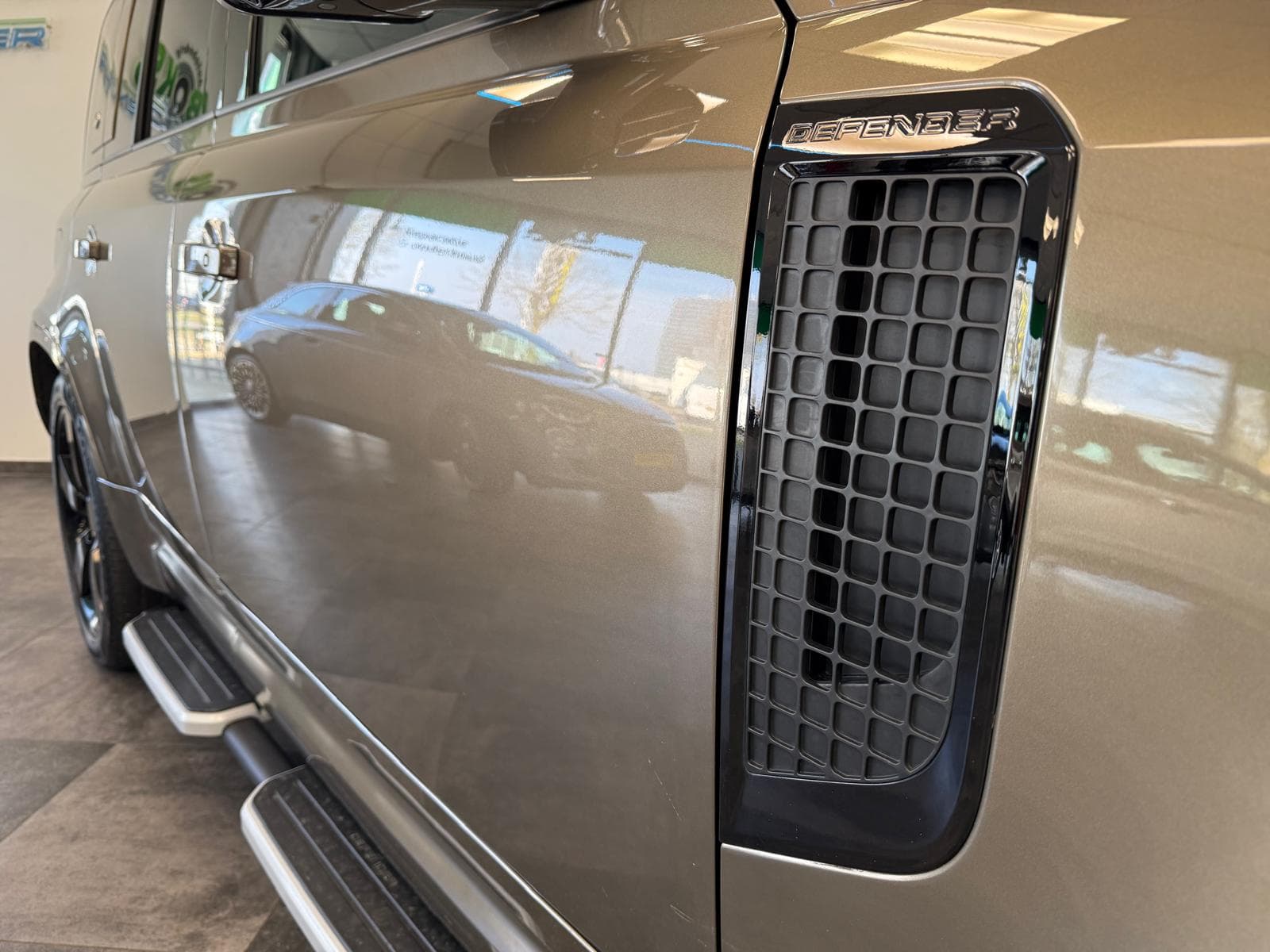 Land Rover Defender 110 2.0 P400e 110 X-Dynamic HSE thumbnail 7