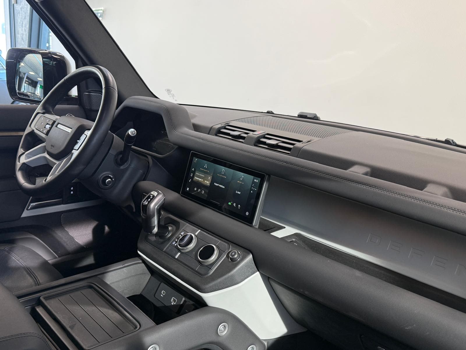 Land Rover Defender 110 2.0 P400e 110 X-Dynamic HSE thumbnail 9