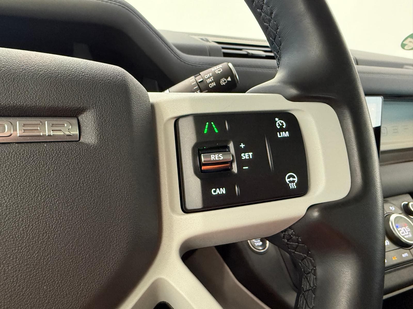 Land Rover Defender 110 2.0 P400e 110 X-Dynamic HSE thumbnail 11