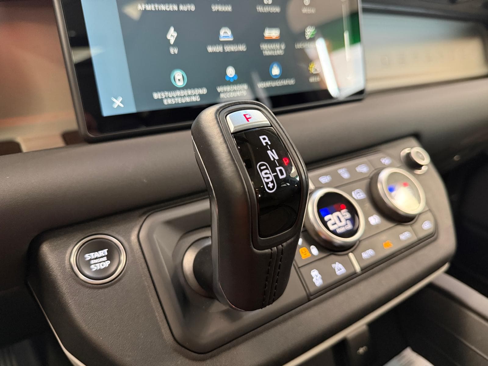 Land Rover Defender 110 2.0 P400e 110 X-Dynamic HSE thumbnail 13