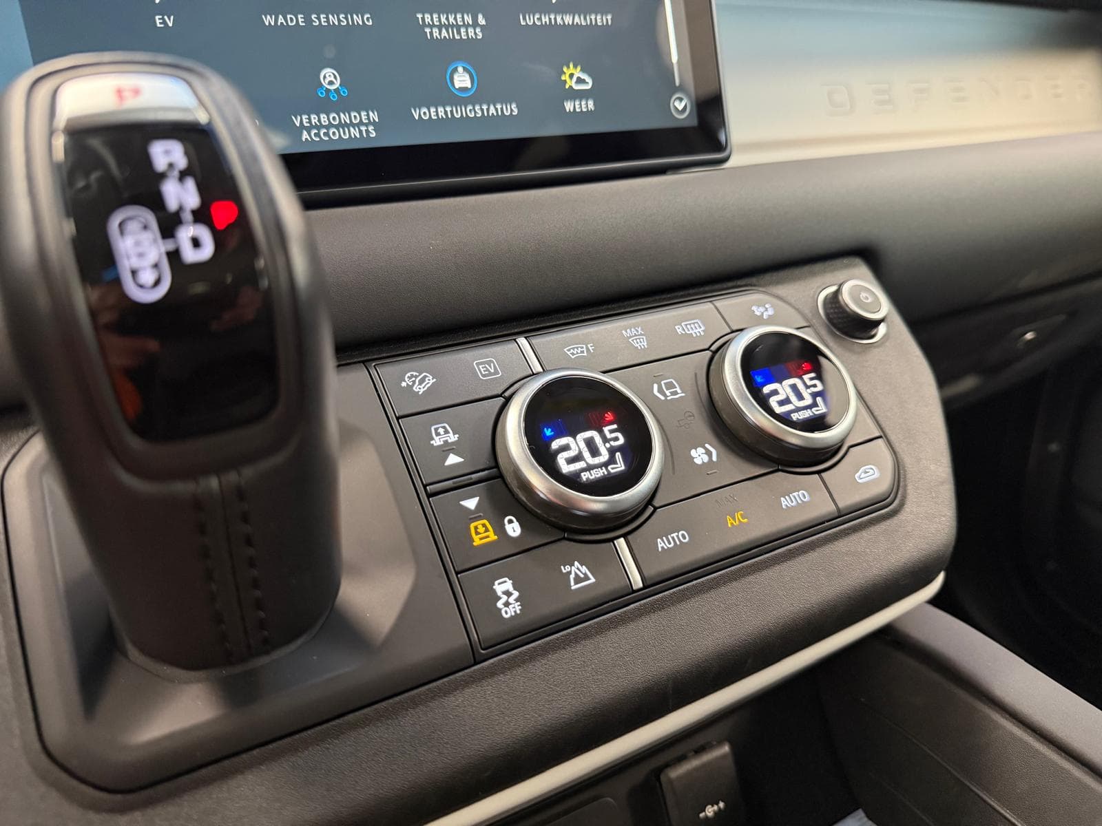 Land Rover Defender 110 2.0 P400e 110 X-Dynamic HSE thumbnail 14