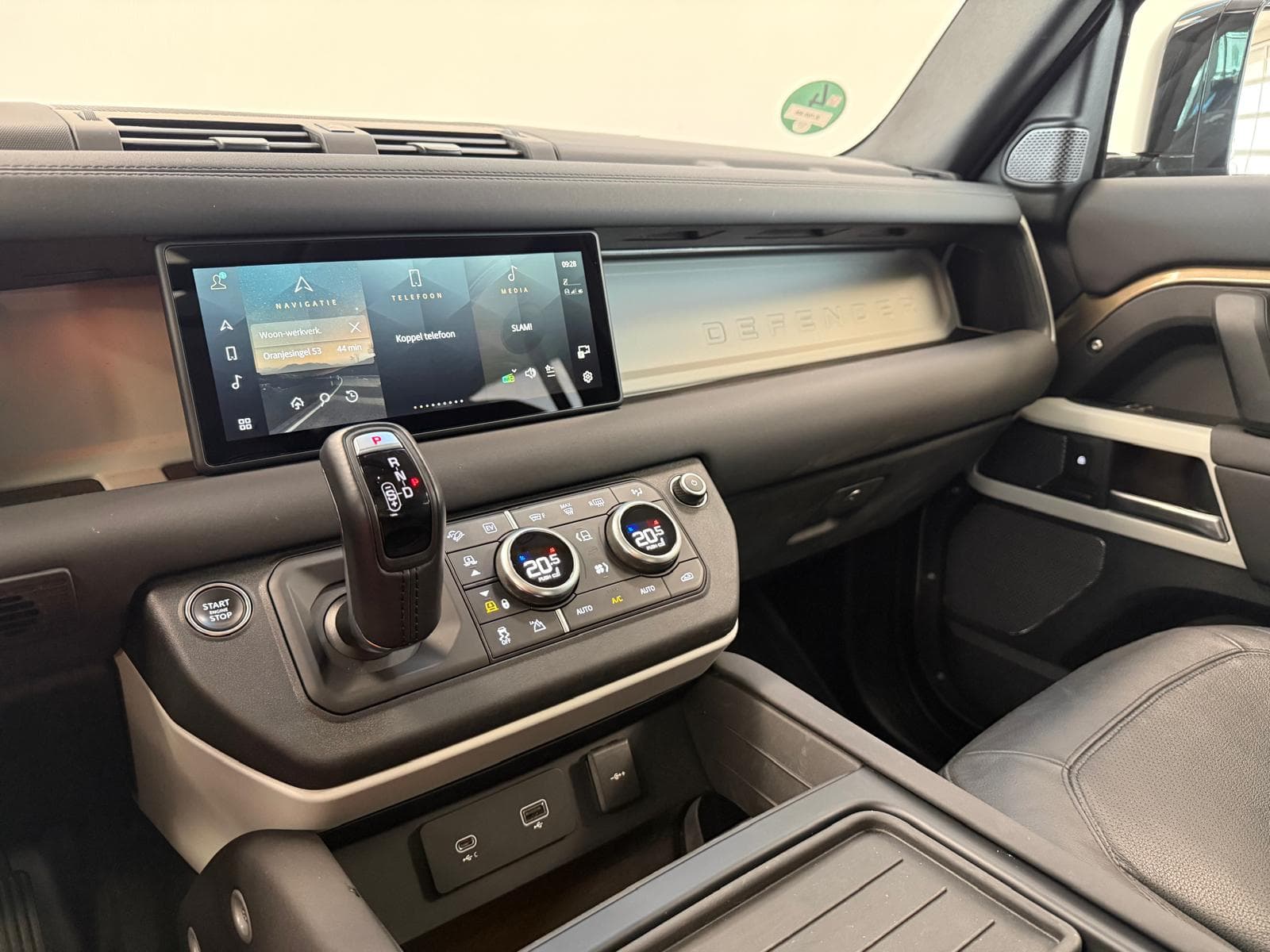 Land Rover Defender 110 2.0 P400e 110 X-Dynamic HSE thumbnail 15