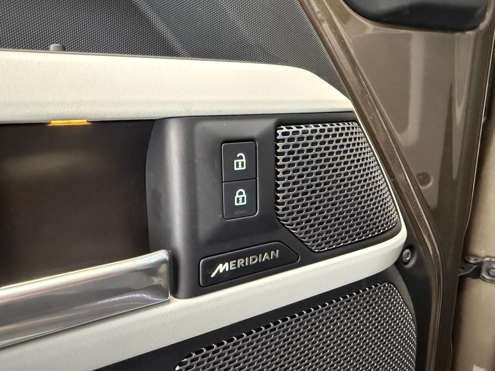 Land Rover Defender 110 2.0 P400e 110 X-Dynamic HSE thumbnail 17