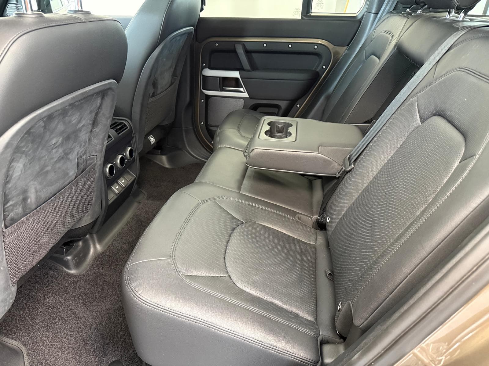 Land Rover Defender 110 2.0 P400e 110 X-Dynamic HSE thumbnail 18