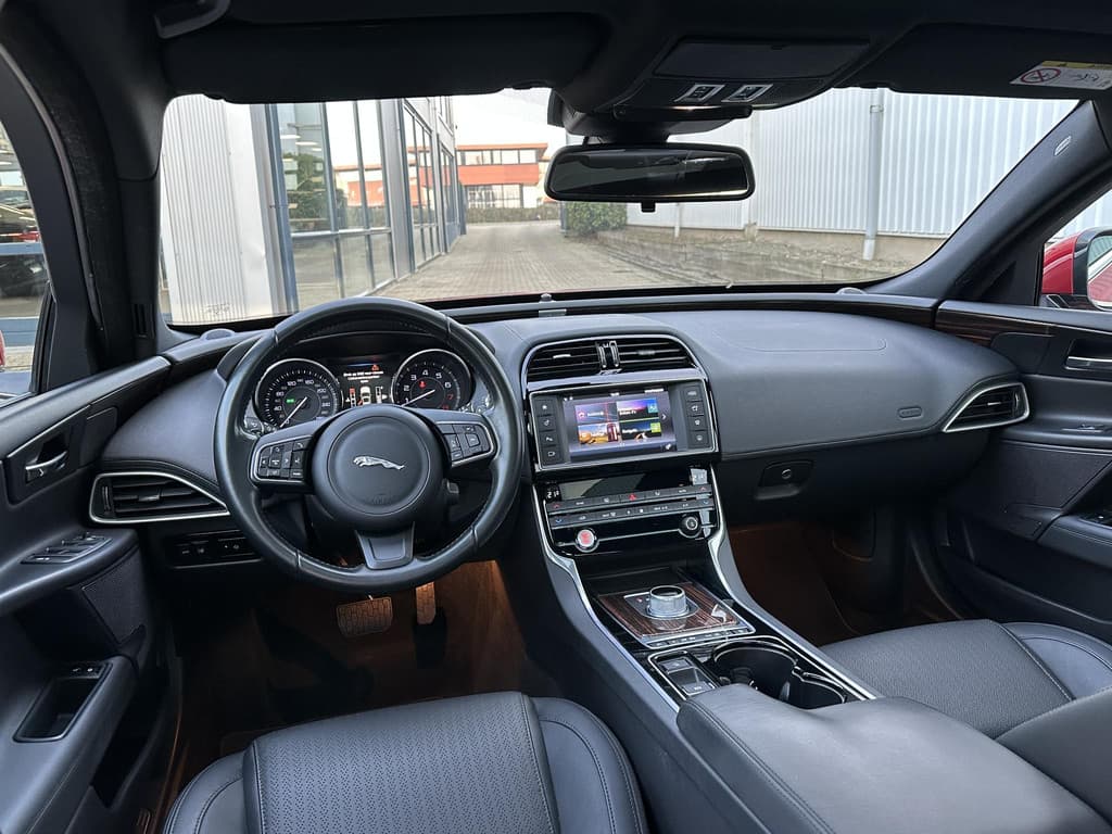 Jaguar XE 2.0 Portfolio thumbnail 3