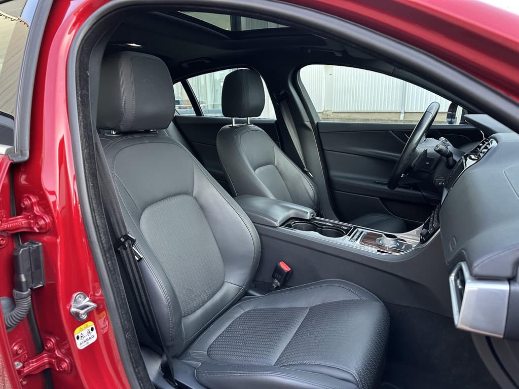 Jaguar XE 2.0 Portfolio thumbnail 23