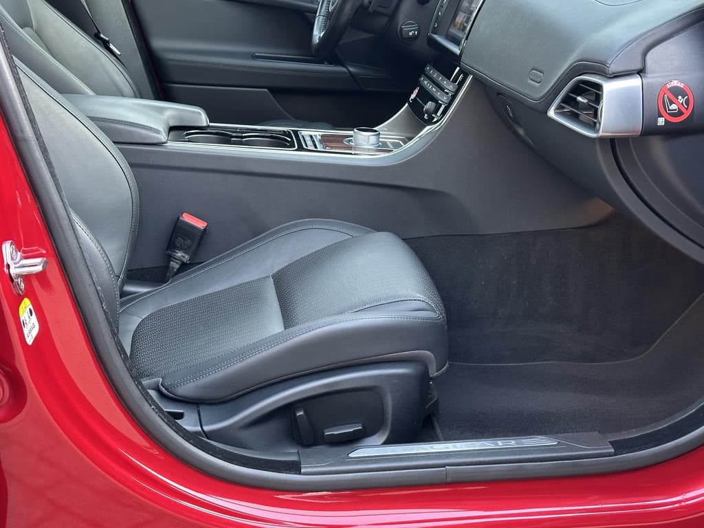 Jaguar XE 2.0 Portfolio thumbnail 24