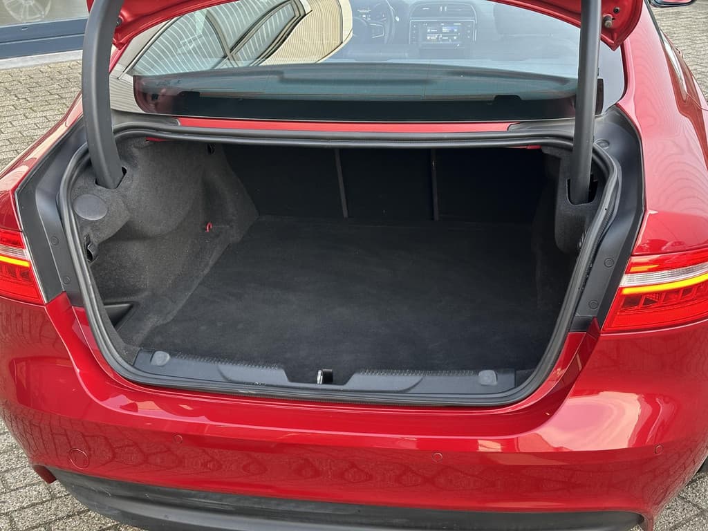 Jaguar XE 2.0 Portfolio thumbnail 29