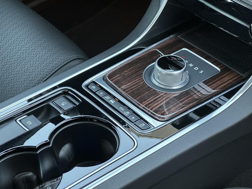 Jaguar XE 2.0 Portfolio thumbnail 4