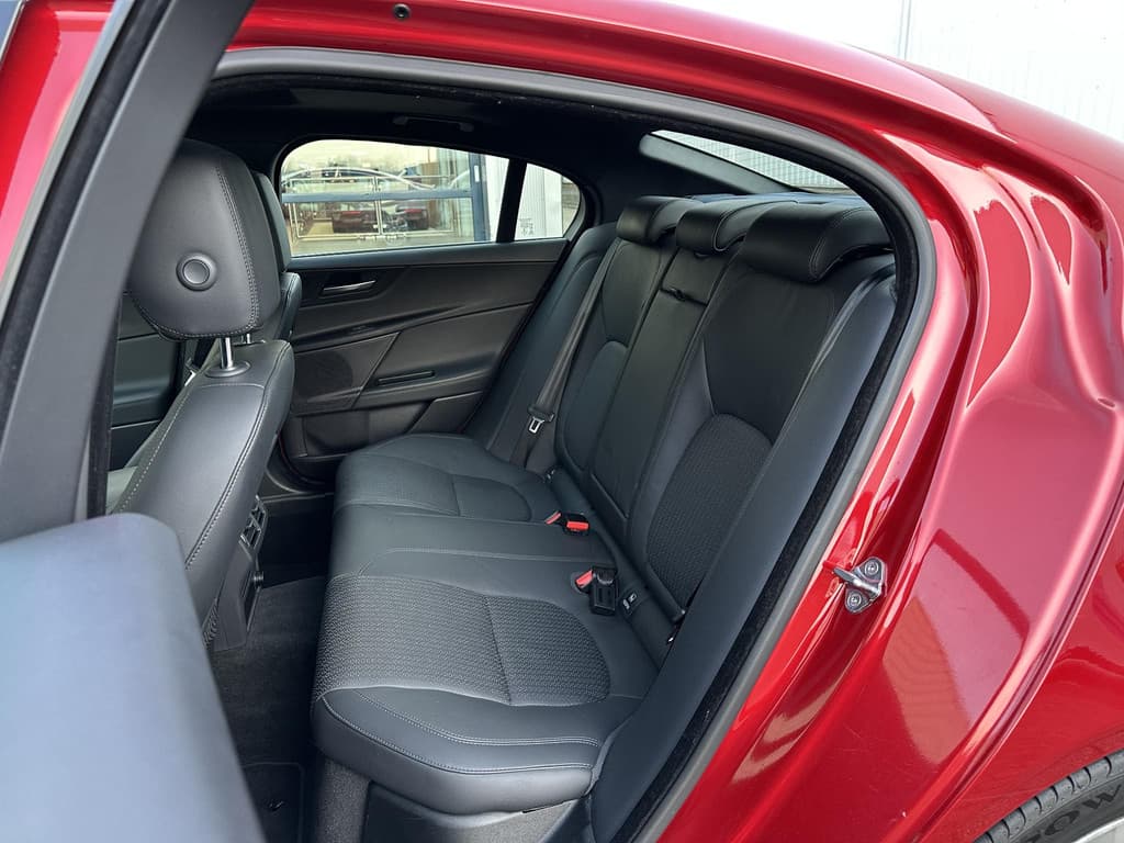 Jaguar XE 2.0 Portfolio thumbnail 38