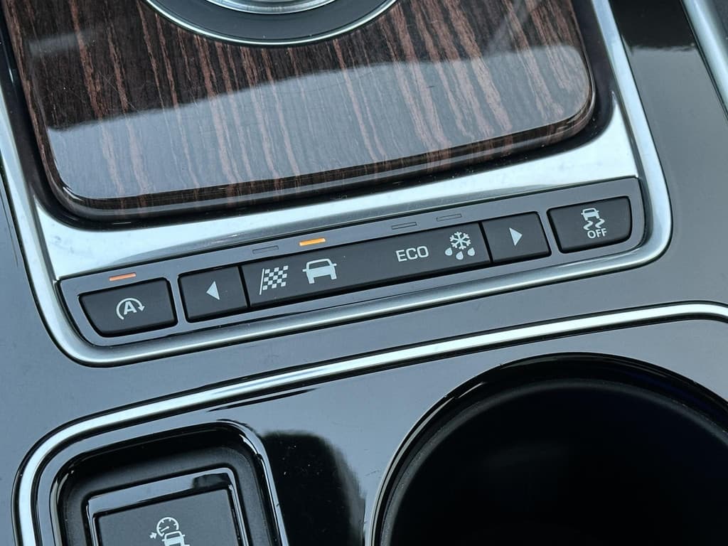 Jaguar XE 2.0 Portfolio thumbnail 5